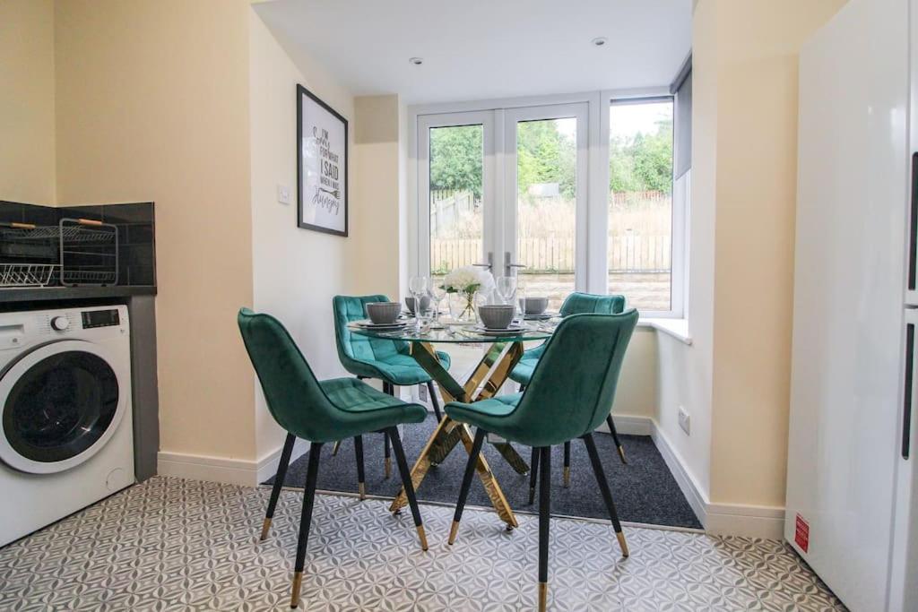 Modern 3 Bed, Contractors Welcome, Bradford Bradford  Exterior photo