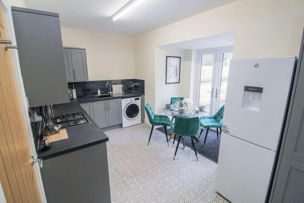 Modern 3 Bed, Contractors Welcome, Bradford Bradford  Exterior photo