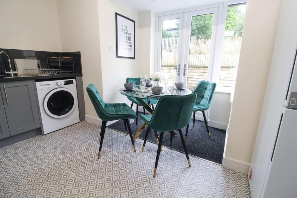Modern 3 Bed, Contractors Welcome, Bradford Bradford  Exterior photo