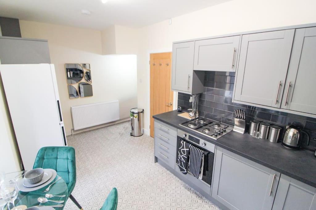 Modern 3 Bed, Contractors Welcome, Bradford Bradford  Exterior photo