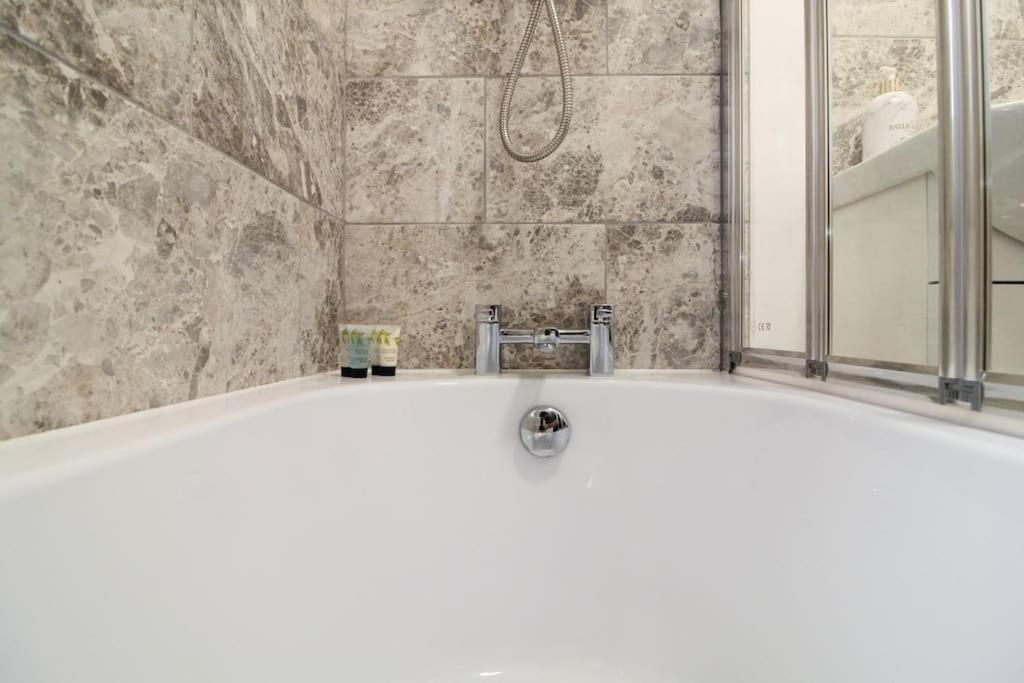 Modern 3 Bed, Contractors Welcome, Bradford Bradford  Exterior photo