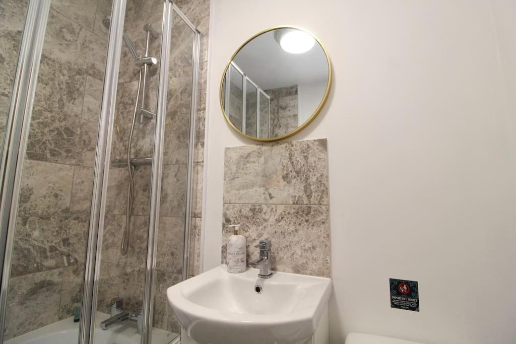 Modern 3 Bed, Contractors Welcome, Bradford Bradford  Exterior photo